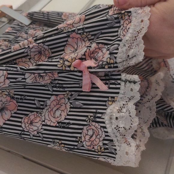 // DONATED 💙 2/$7 Marilyn Monroe cami short stripped pajama set size L - Picture 10 of 12